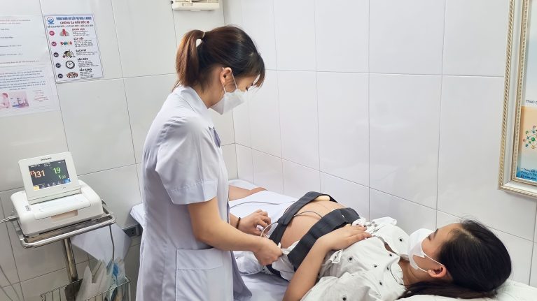 Bác sĩ theo dõi monitor sản khoa