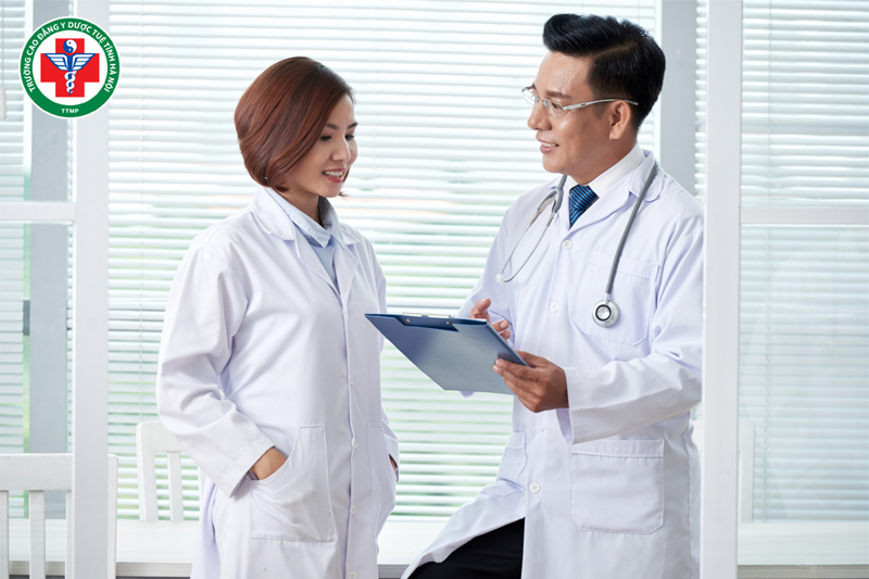 Bác sĩ và y tá phối hợp