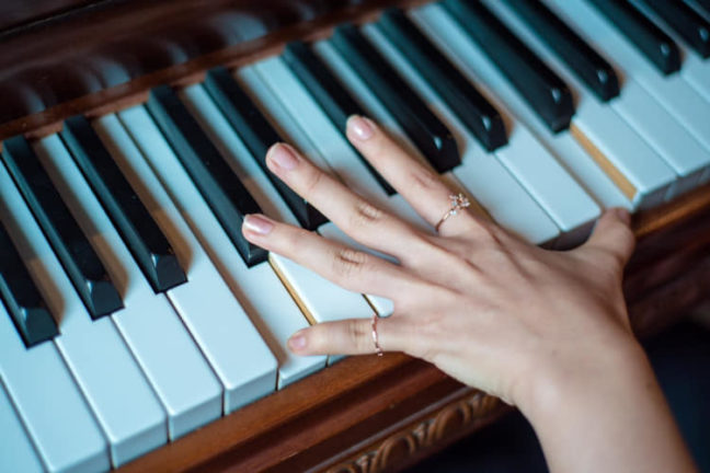 Bàn tay chơi đàn piano