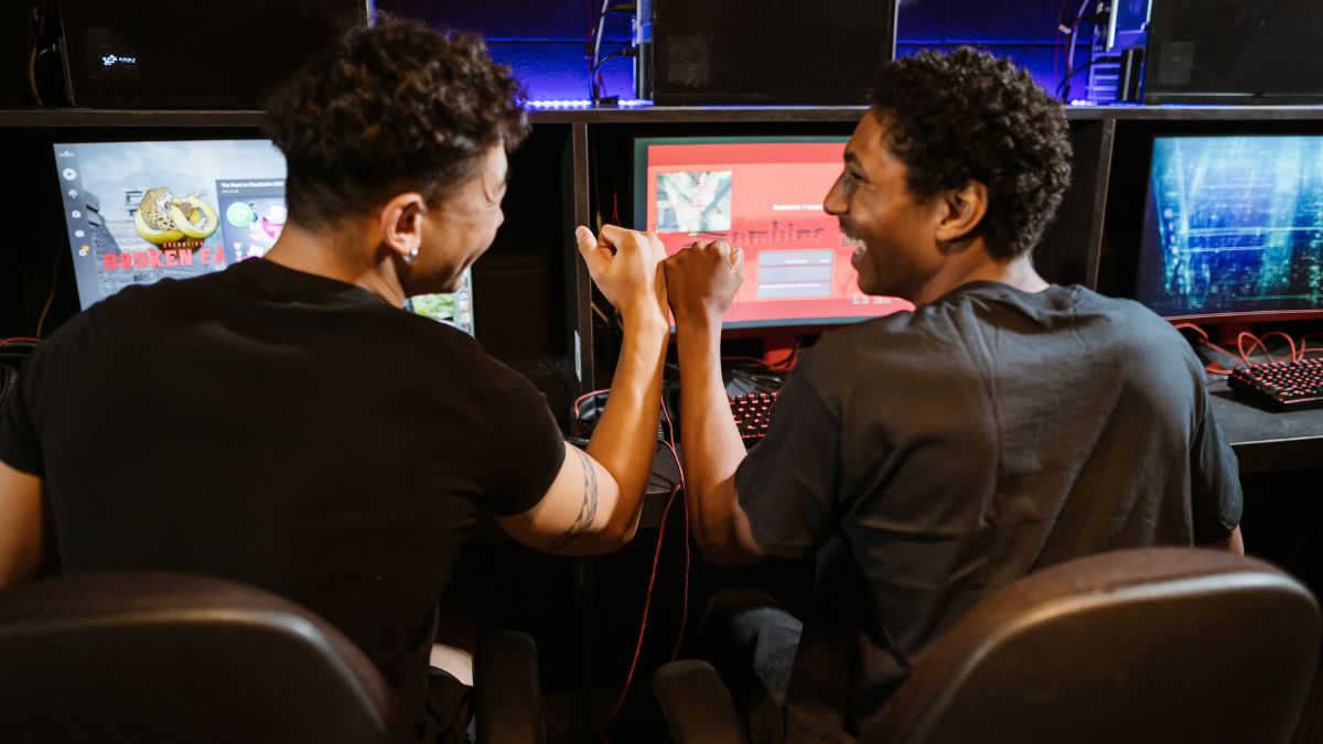 Hai người chơi game cùng nhau