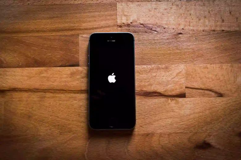 iPhone tự khởi động lại