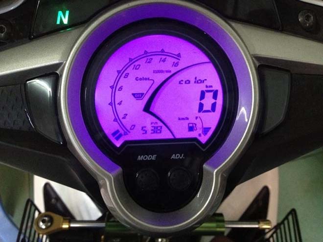 Người bối rối với đồng hồ điện tử