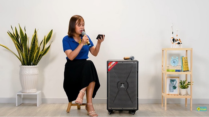 Nam giới hát karaoke tự tin