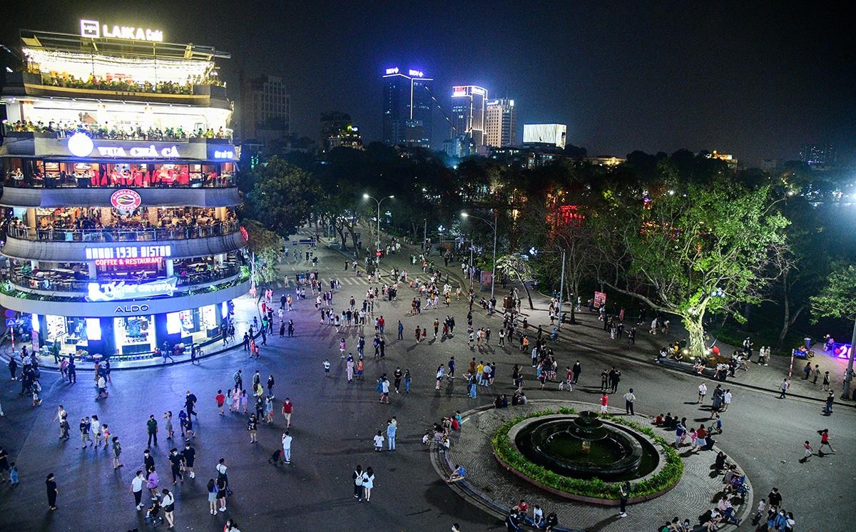 Phố đi bộ Hồ Gươm đêm