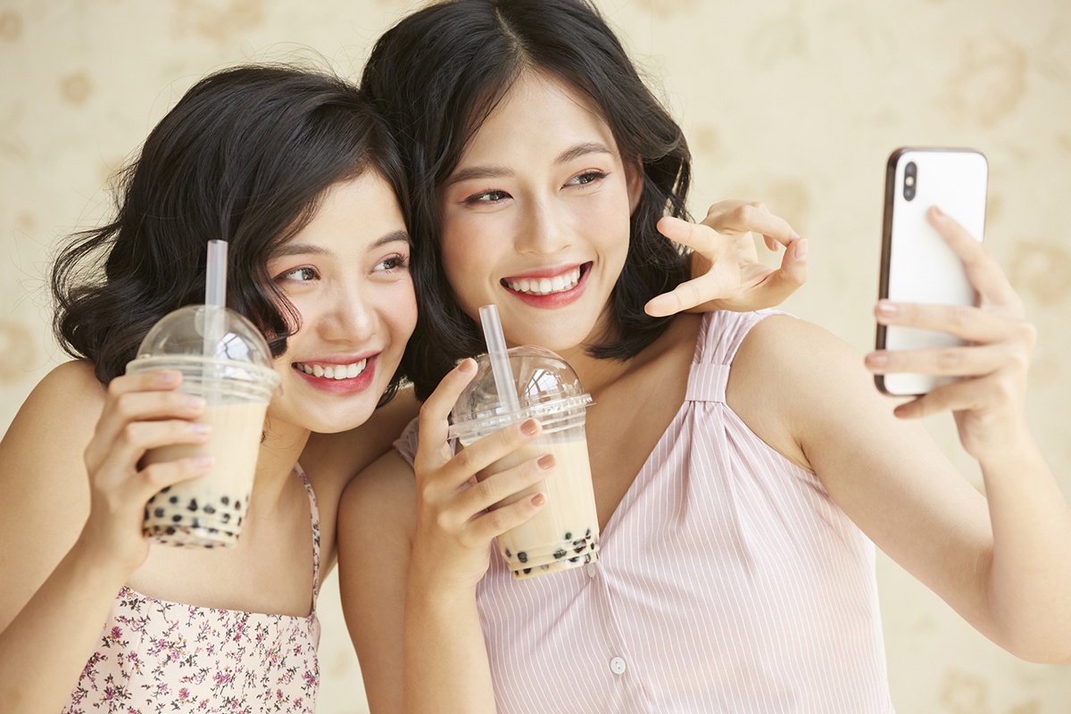 Ảnh uống trà sữa vui vẻ