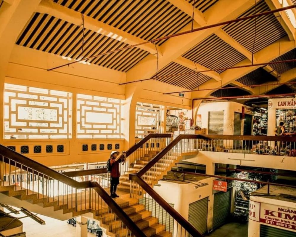 Bên trong chợ Bình Tây