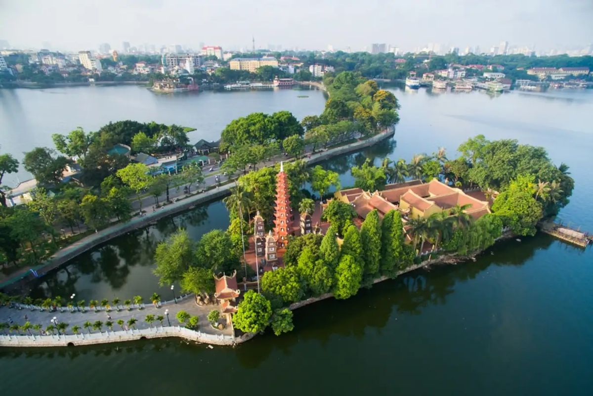 Chùa Trấn Quốc bên Hồ Tây