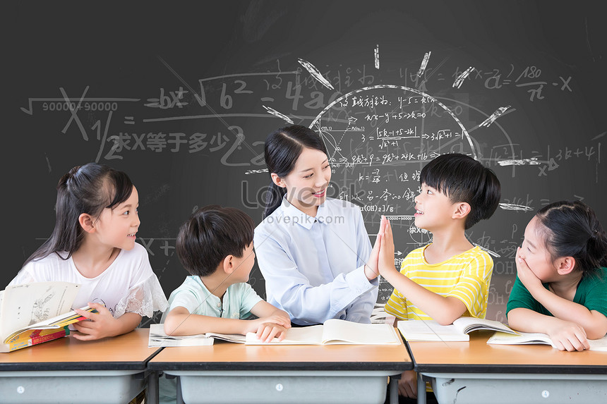 Giáo viên và học sinh tương tác