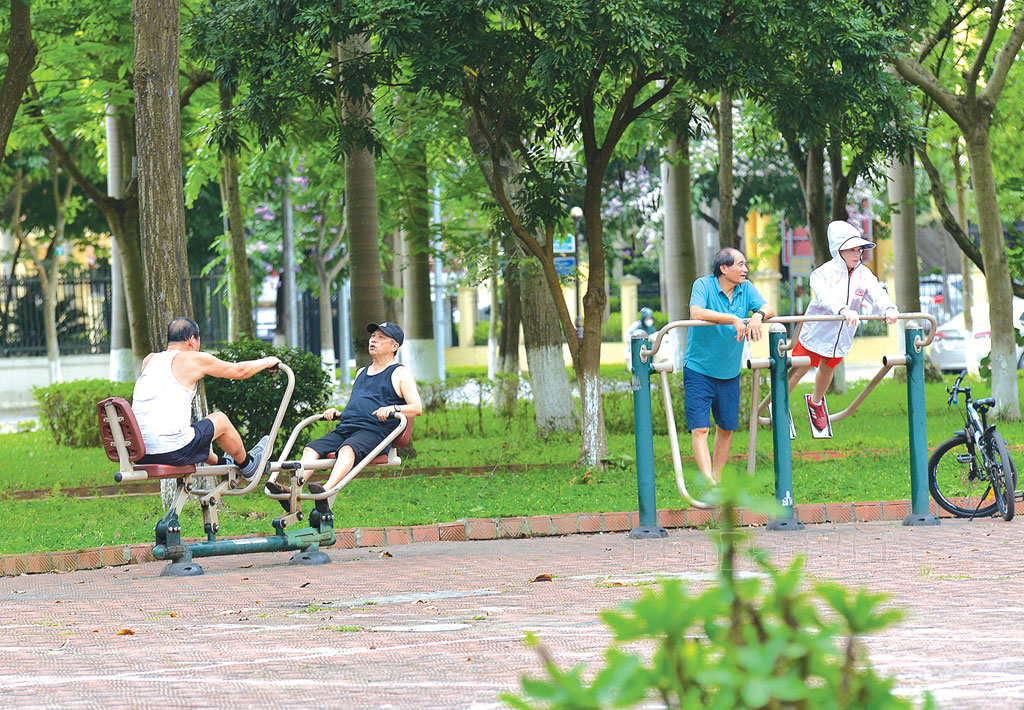 Người dân tập thể dục công viên